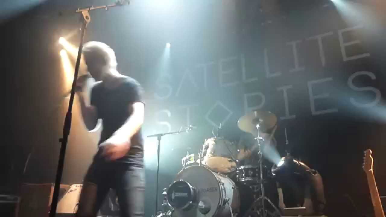 A piece of Satellite Stories performing Polarized / Heroine live at Tivoli de Helling