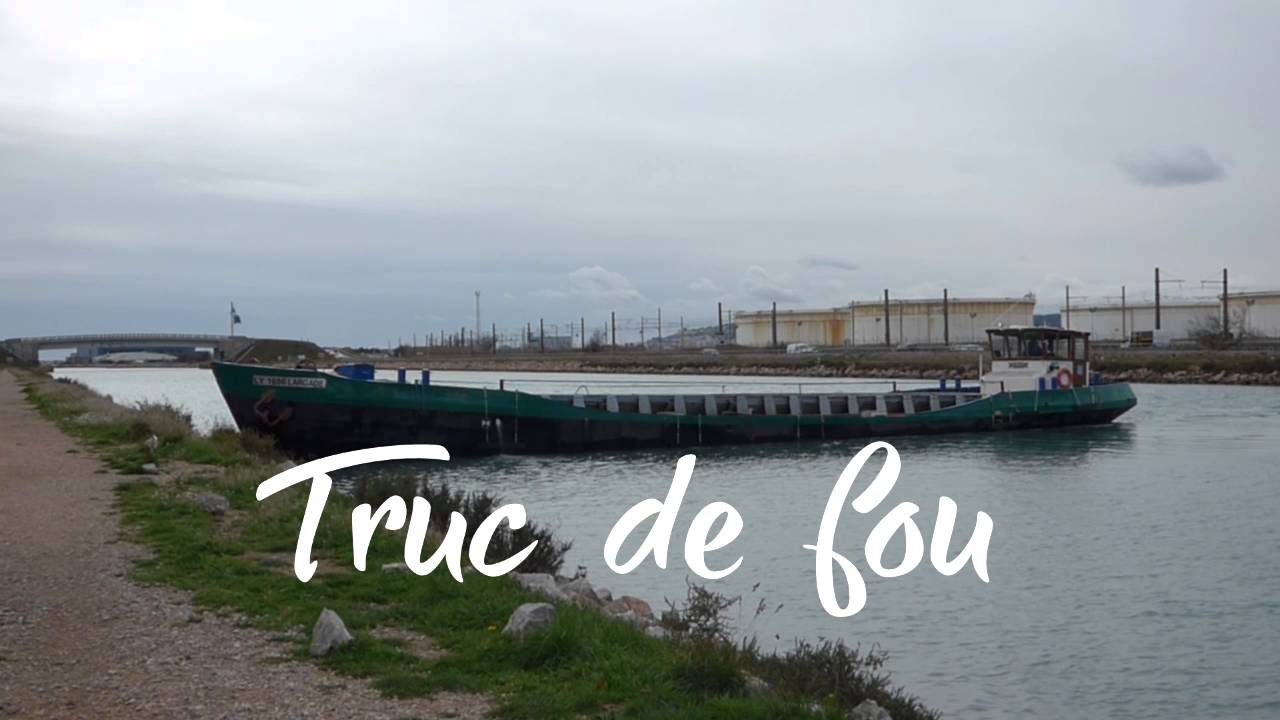 Manoeuvre de retournement et de vidange d'une péniche sur le canal du Rhône à Sète