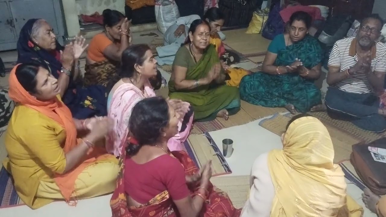 020125 UP Varanasi women perform pooja, night stay @freehindhudharmasalakanchi