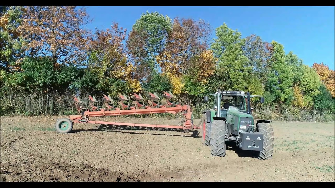 Fendt Favorit 824 mit Kverneland PB100 beim pflügen