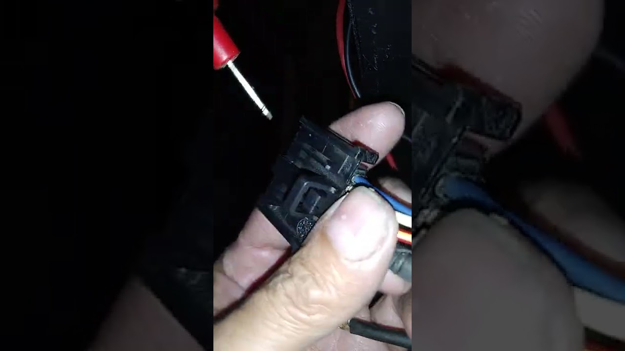 Reparo no chicote da ventilação interna do Peugeot 206.