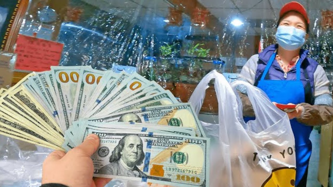 苦境にあえぐ中華料理店でテイクアウトを注文し、５５万円のチップを渡す！