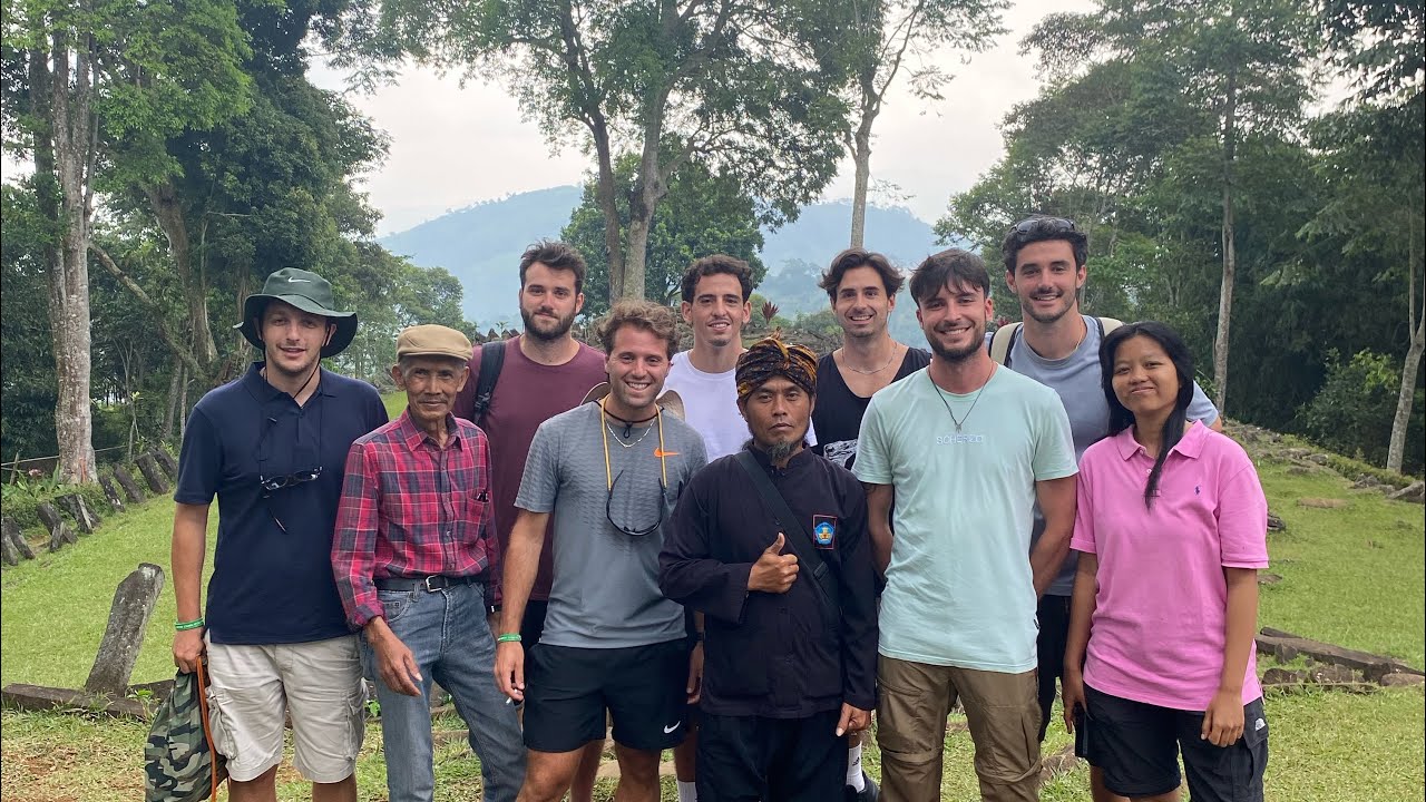 Grup dari Itali mengunjungi Situs Gunung Padang #gunungpadang #situs #cianjur #italian 