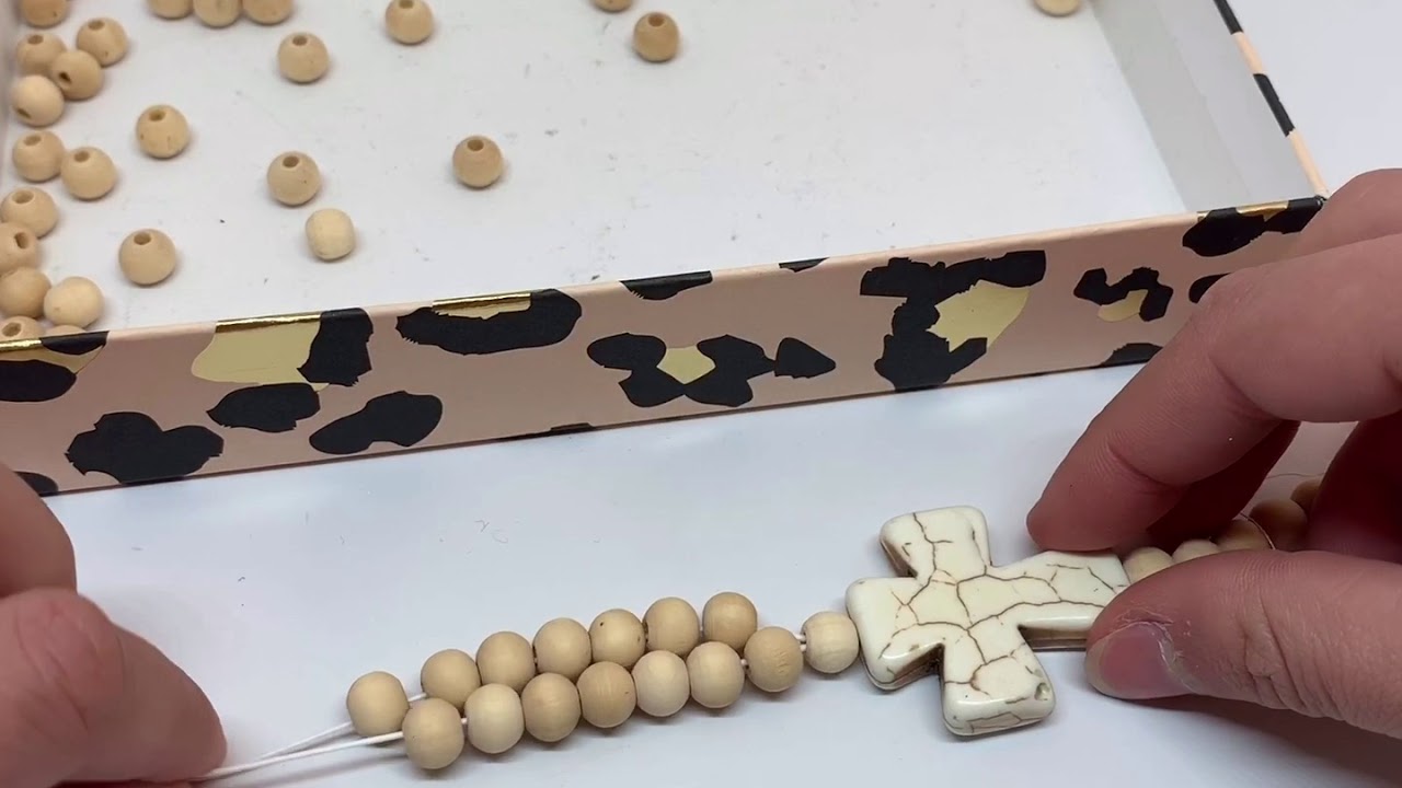 DIY Sautoir en bois et pompon par Pompons & Coquillages