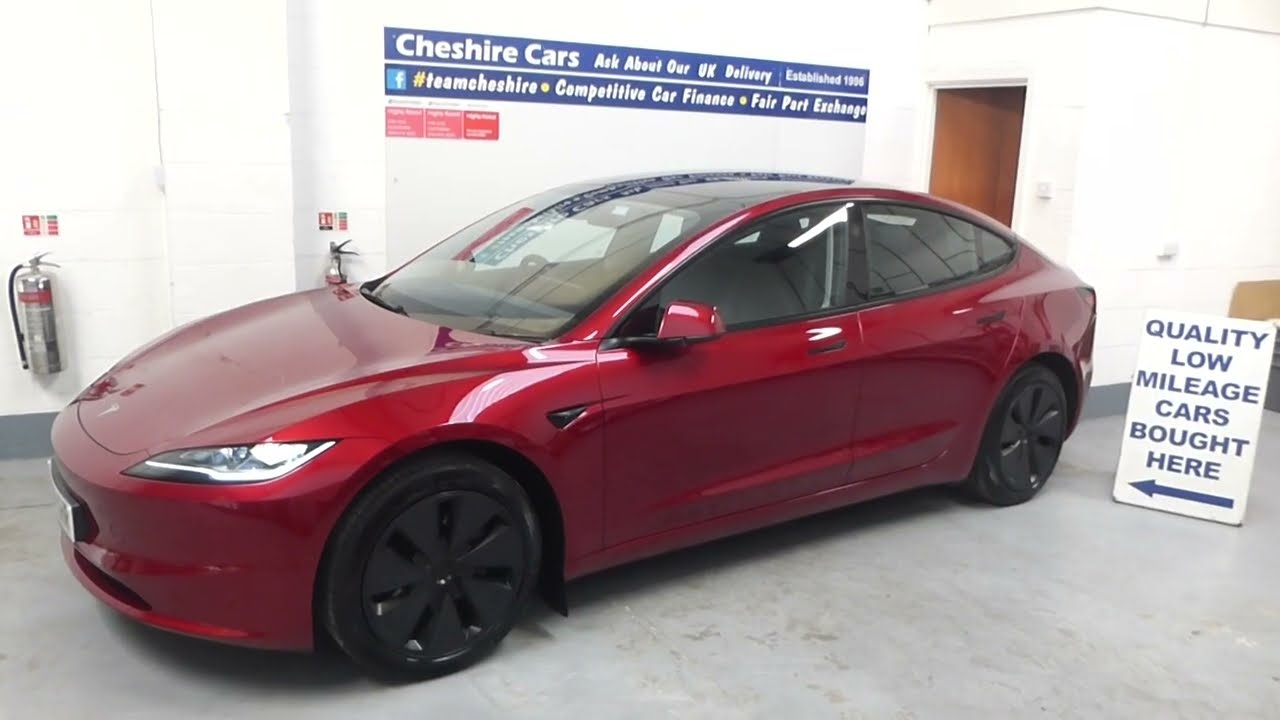 Продается подержанный Tesla Model 3 в цвете Ultra Red в Чешире (Cheshire Cars Crewe Cheshire).