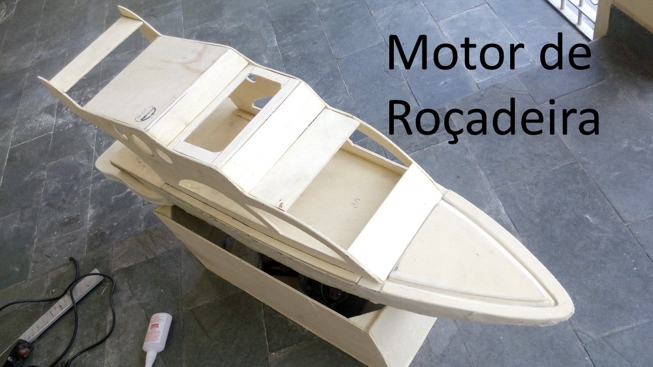Barco de controle remoto com motor de roçadeira