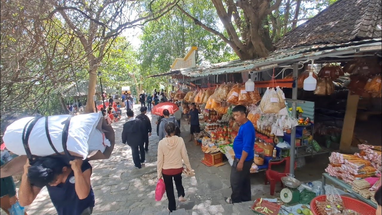 Đường bộ leo núi Bà Đen hết sức đẹp và đông vui