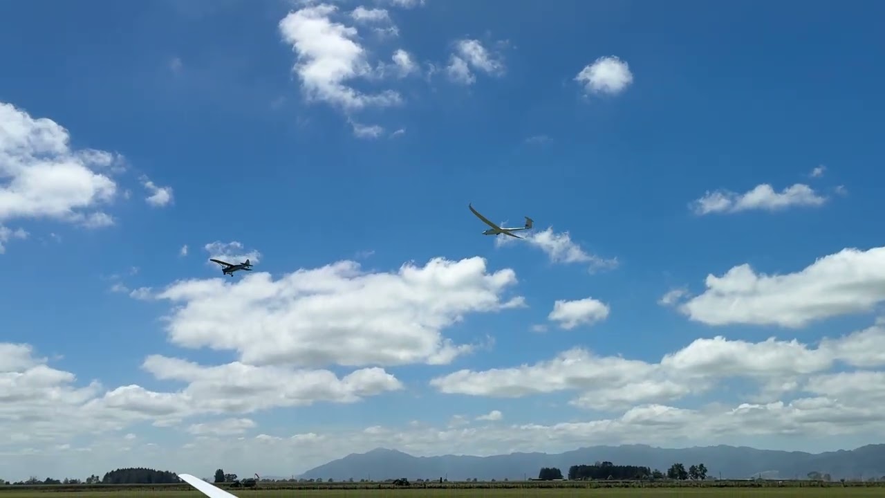Tow plane and glider taking off