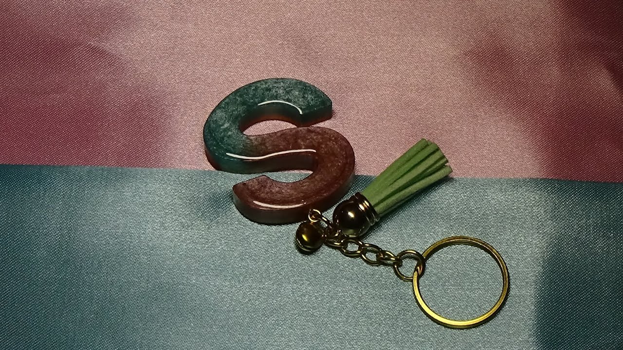 Portachiavi con lettera in resina UV e polvere di mica.