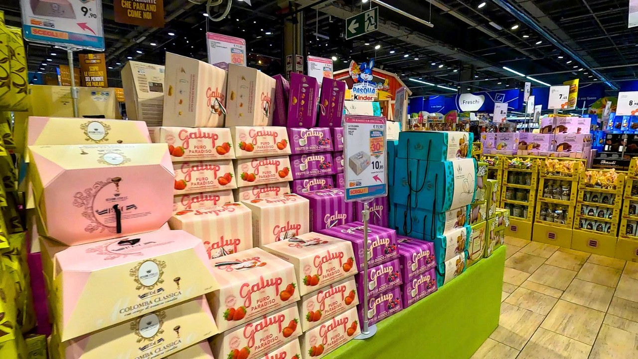 What Easter Looks Like in an Italian Supermarket 🇮🇹 | Colomba & Giant Chocolate Eggs