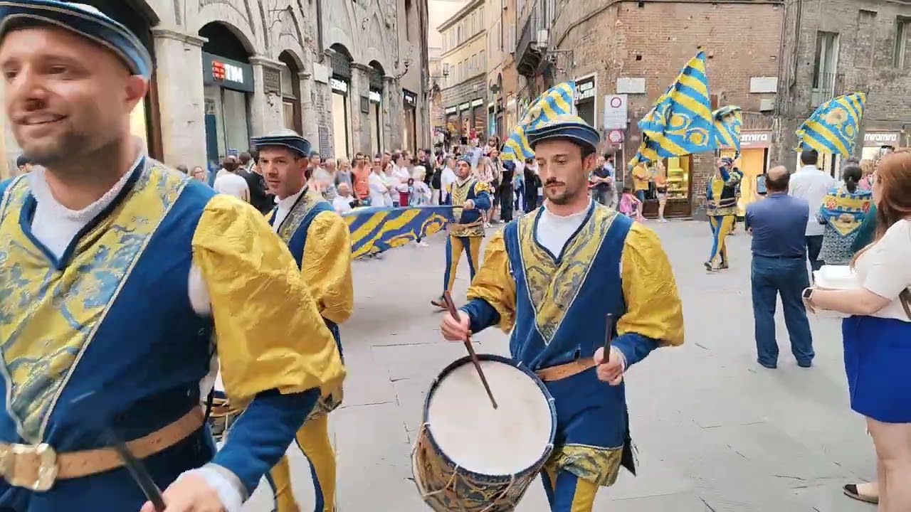 il rientro della Contrada della Tartuca dal giro di visita e omaggi alle Consorelle 2024