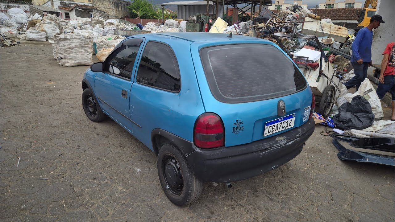 Corsa Wind carregado rumo ao ferro velho