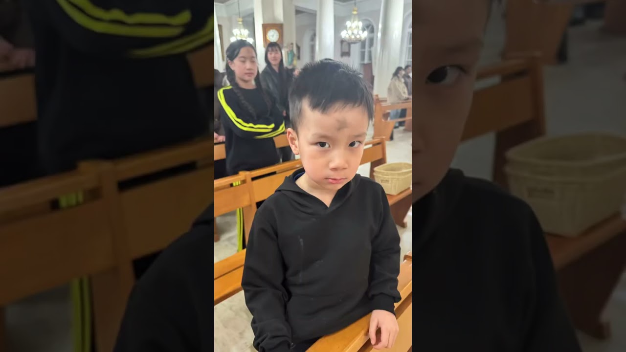 Vào mùa chay Cha xứ sức tro để nhắc nhở ta hay luôn nhớ rằng tro bụi rồi sẽ chở về với bụi tro 🙏