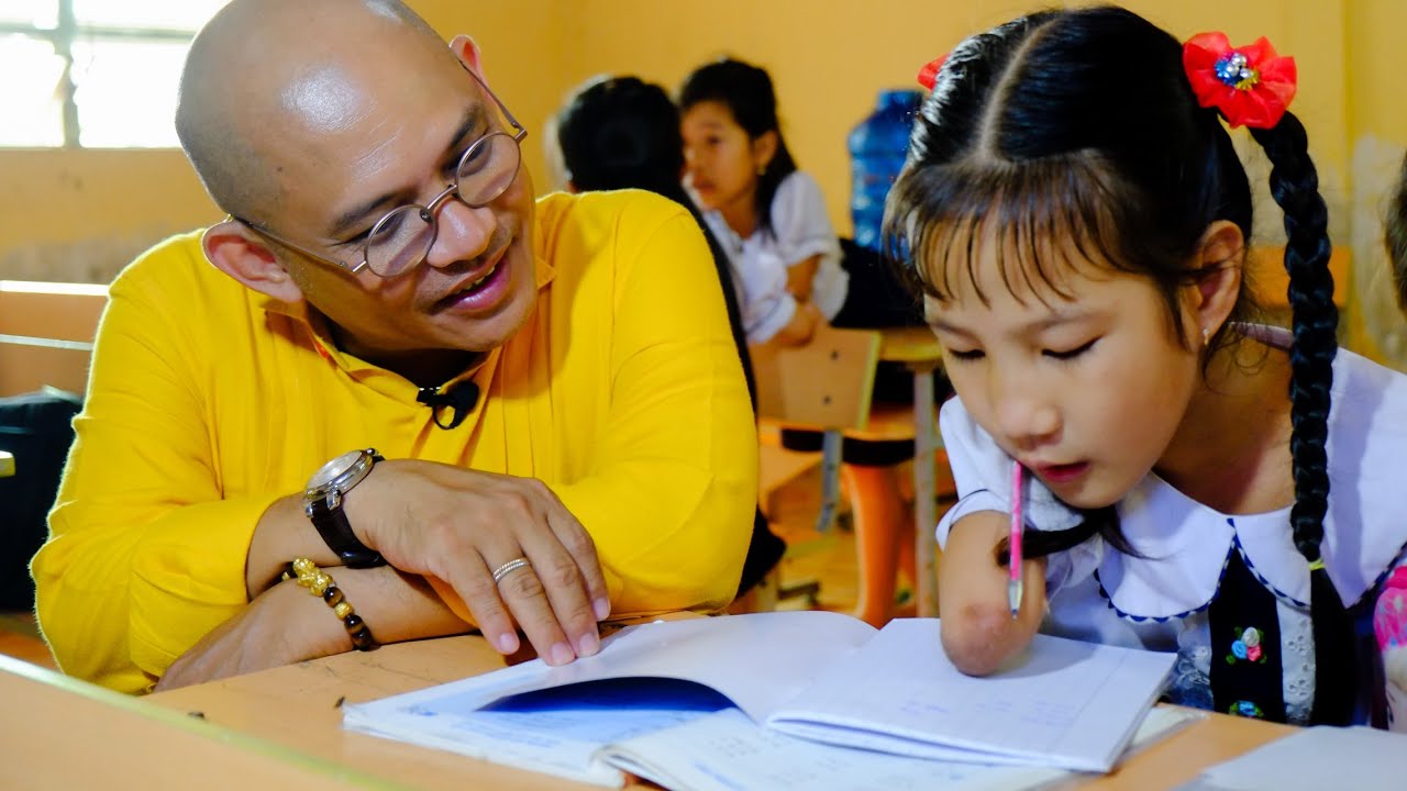 Sống Yêu Thương #1: Dù không tay không chân con vẫn ráng học bác sĩ chữa bệnh cho ngoại