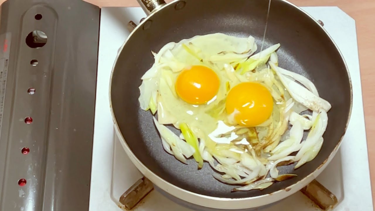 【ASMR】ねぎ焼き目玉焼き丼。シャキシャキ切って、じゅわっと焼く音。Sizzling Scallions & Fried Egg on Rice.
