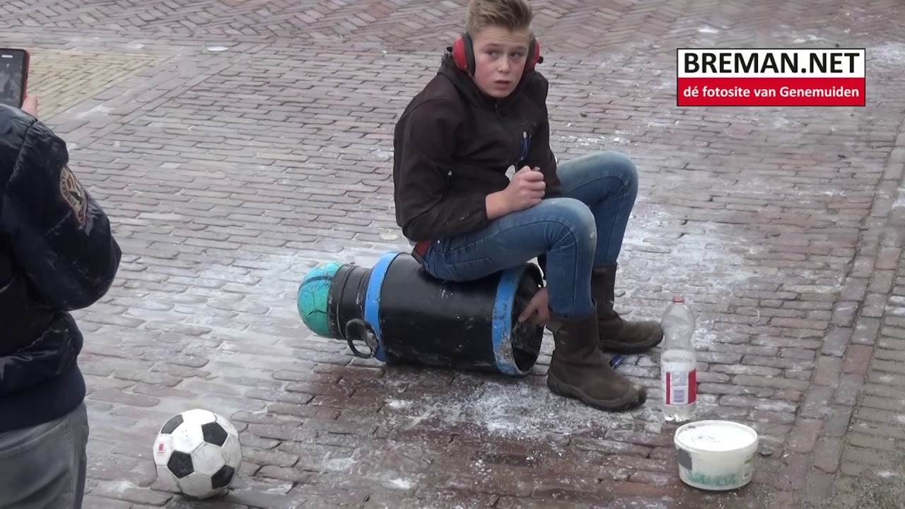 30-12-2017 Carbid schieten op het Havenplein in Genemuiden