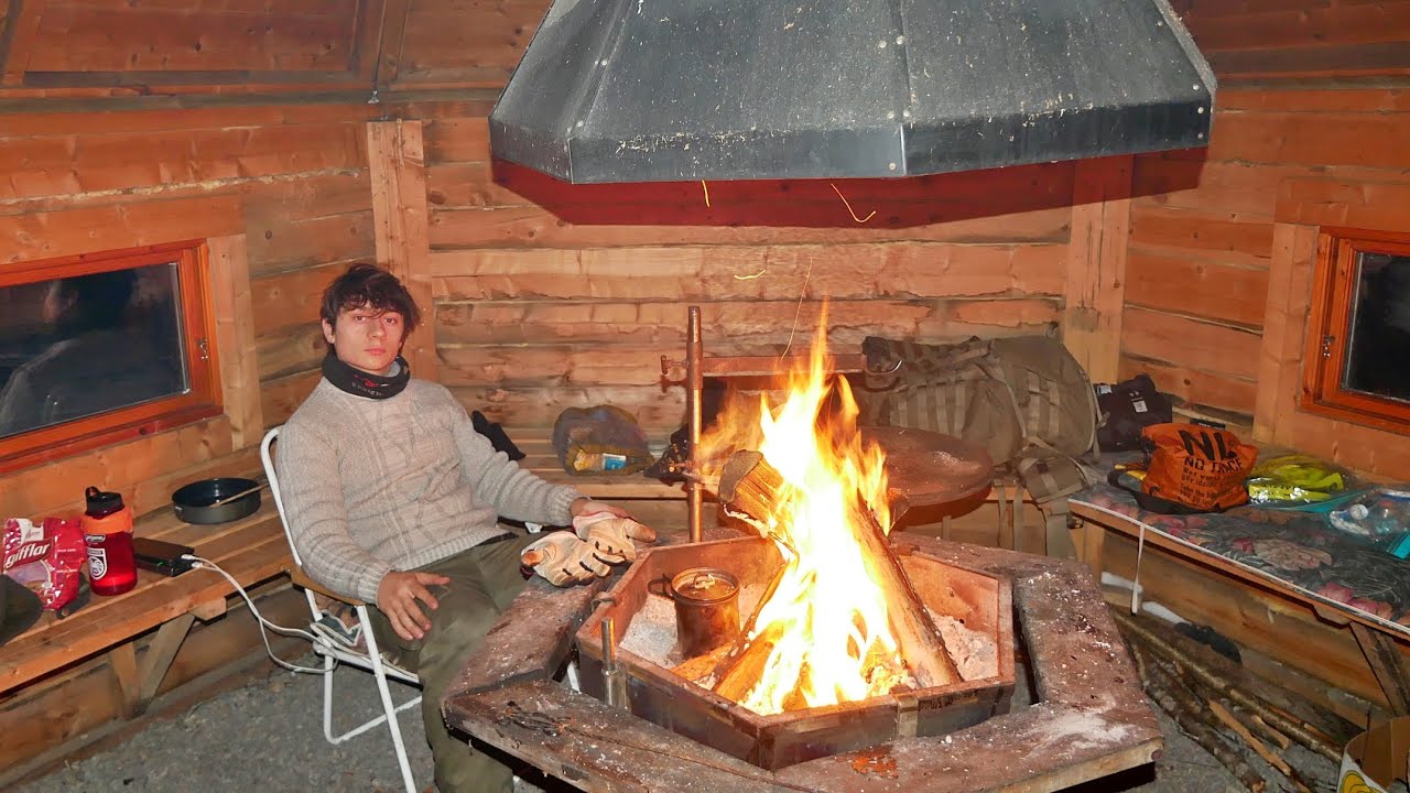 Noc w chacie z ogniskiem centralnym, grillowane steki i mroźna skandynawska zima- północna Szwecja