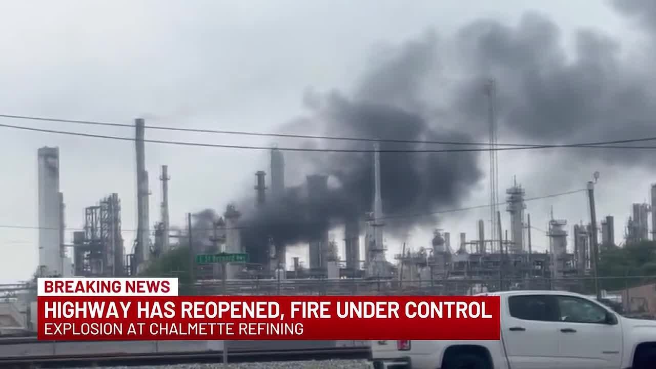 Взрыв на нефтеперерабатывающем заводе Chalmette Refining: дым поднимается в небо