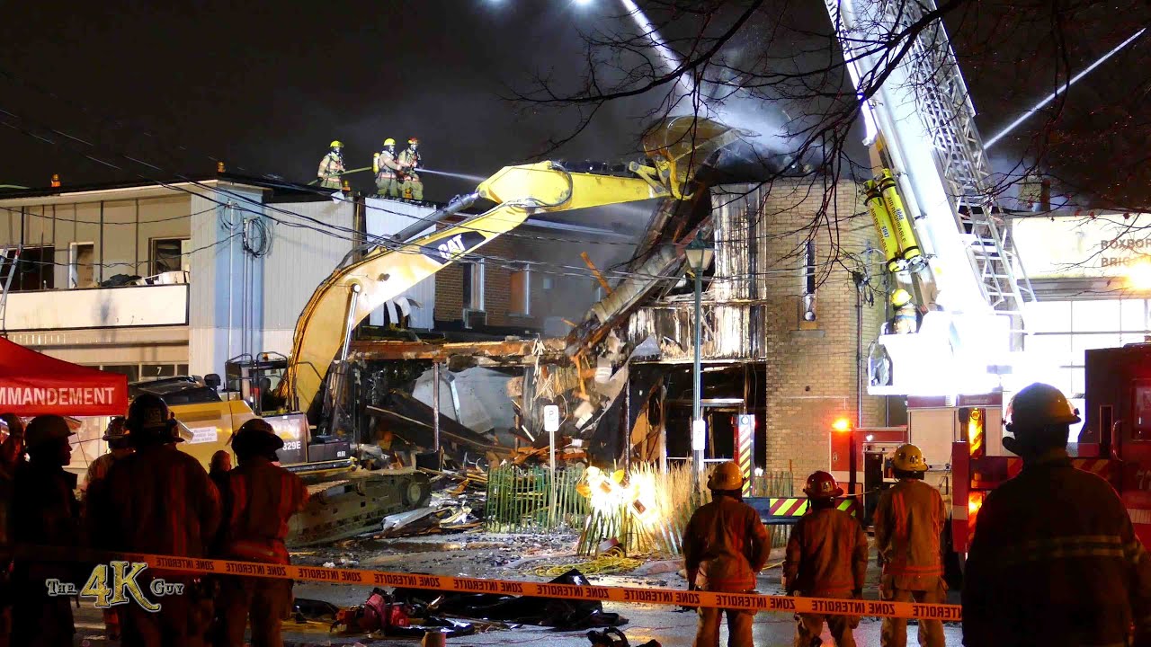 Montréal: Après le feu les décombres / Excavator rips thru building fire 12-9-2019