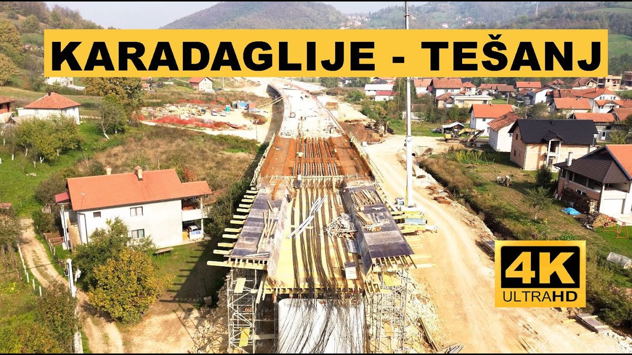 Koridor 5C Tešanj. Autoput prolazi sredinom sela Karadaglije. Snimak u niskom letu. 4K dron.