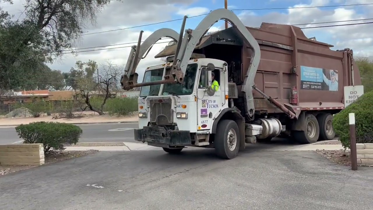 City of Tucson Environmental Services Peterbilt 320 McNeilus Front Loader 6837