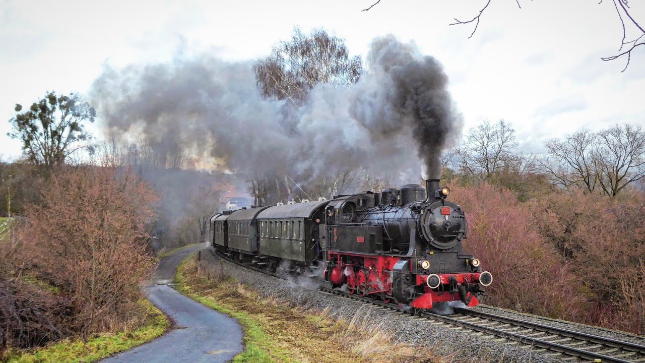 Dampffeuerwerk beim Hessencourrier, Lok HC 206 mit lauten Klängen nach Naumburg, 29.12.22