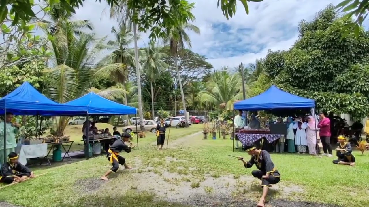 Seni silat bunga kenduri kahwin di padang saga Langkawi (buah golok) 