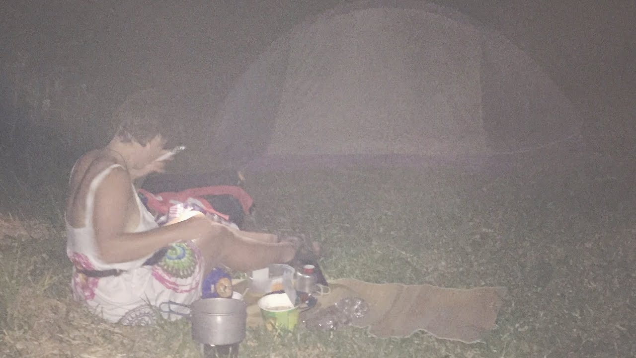 Agression en bivouac : l'amour comme seule défense