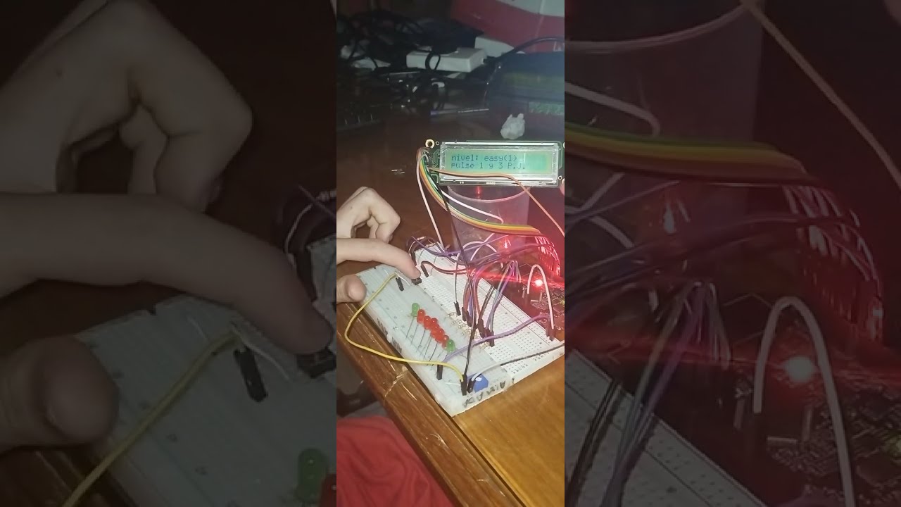 Juego Atrapa la luz con Microcontrolador y display LCD.