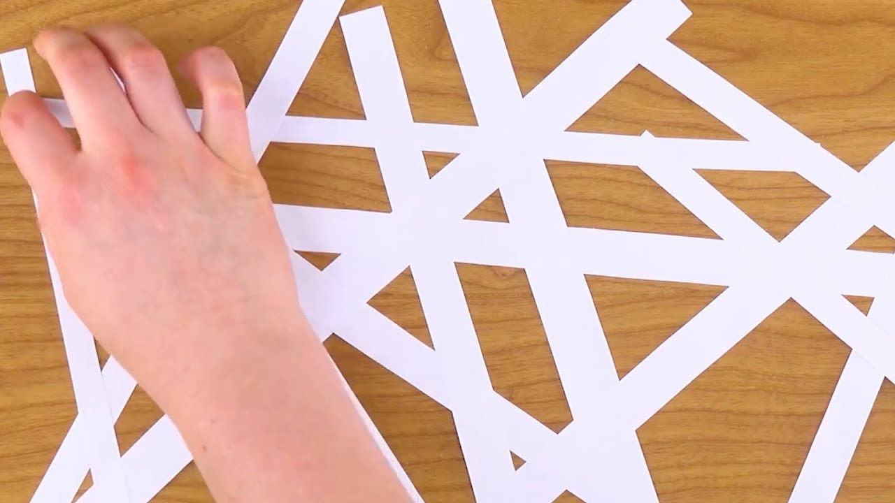 Mettez du papier sur le gâteau au chocolat. Ensuite, saupoudrez.