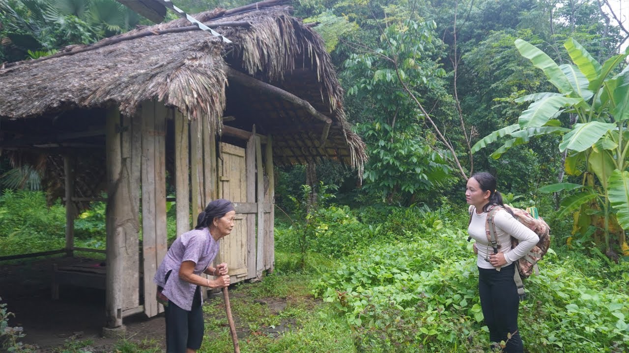The girl came to help the 92-year-old woman repair her old, damaged house and cook porridge for her.