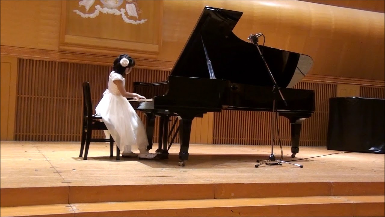 Ayuka plays the piano 