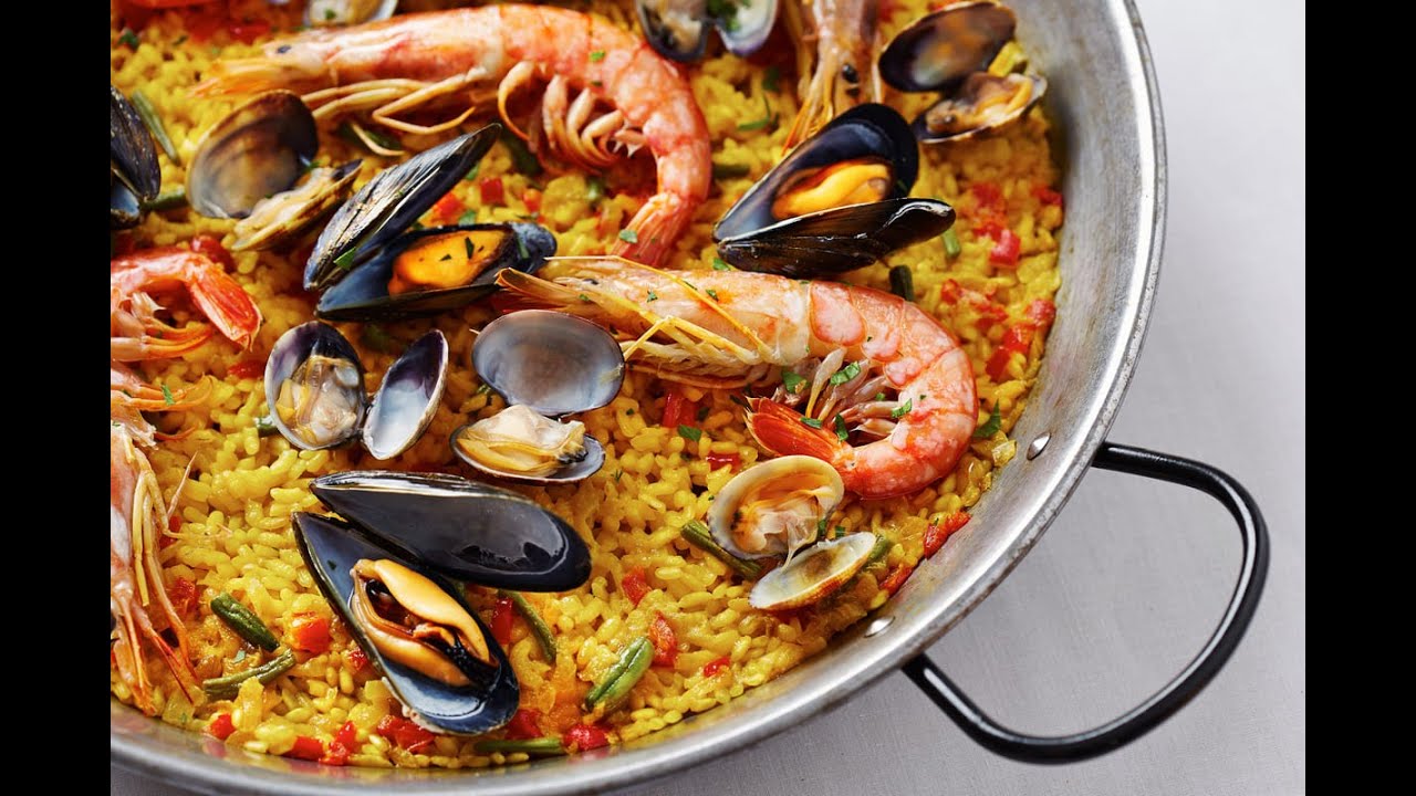 البايلا 🥘الطبق الإسباني الشهير بفواكه البحر من أروع و ألذ الاطباق La paella  #paella