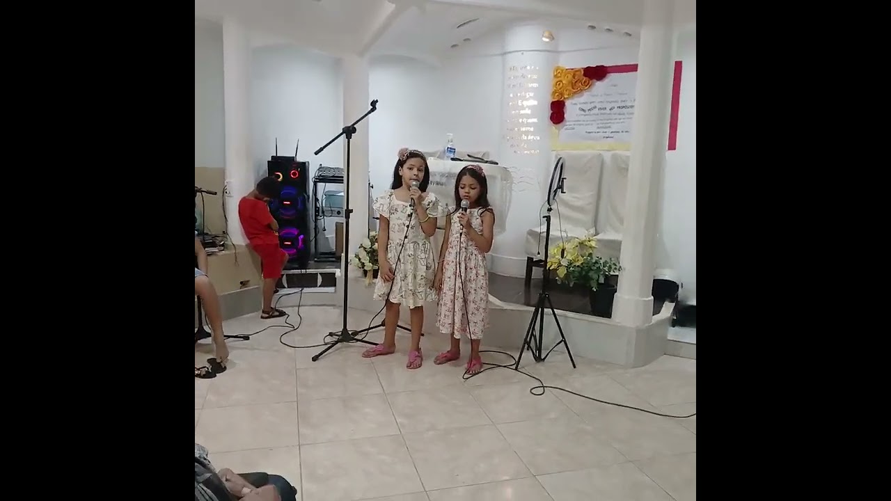 evelly e Julie louvando ao Senhor