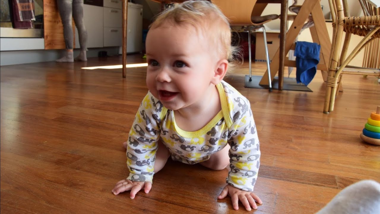 Baby robbt und krabbelt