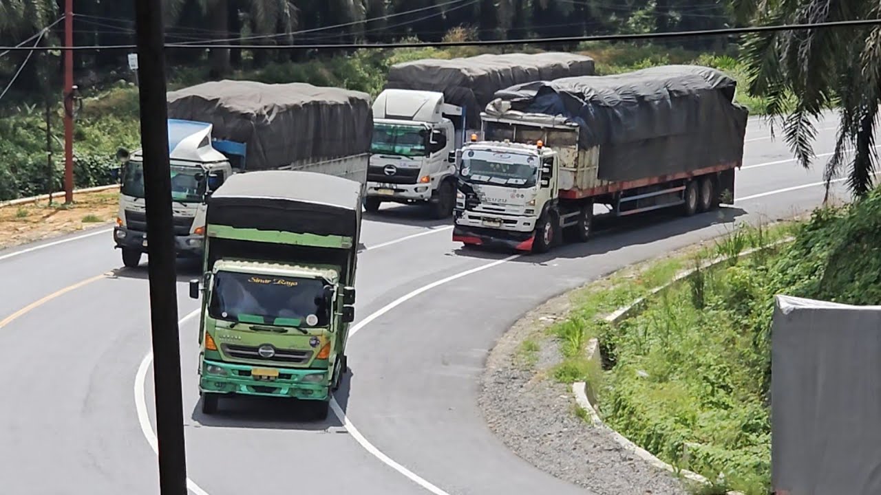 Truck Trailer Balap Bermuatan Berat Di Tanjakan Bukit Kodok.Truck Overload Gagal Nanjak.!