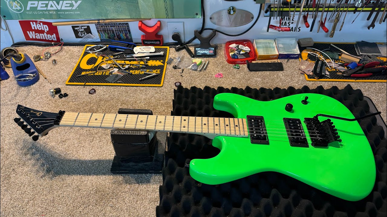 Зеленый автомобиль Charvel “Dweezil” San Dimas прогуливается по городу!!