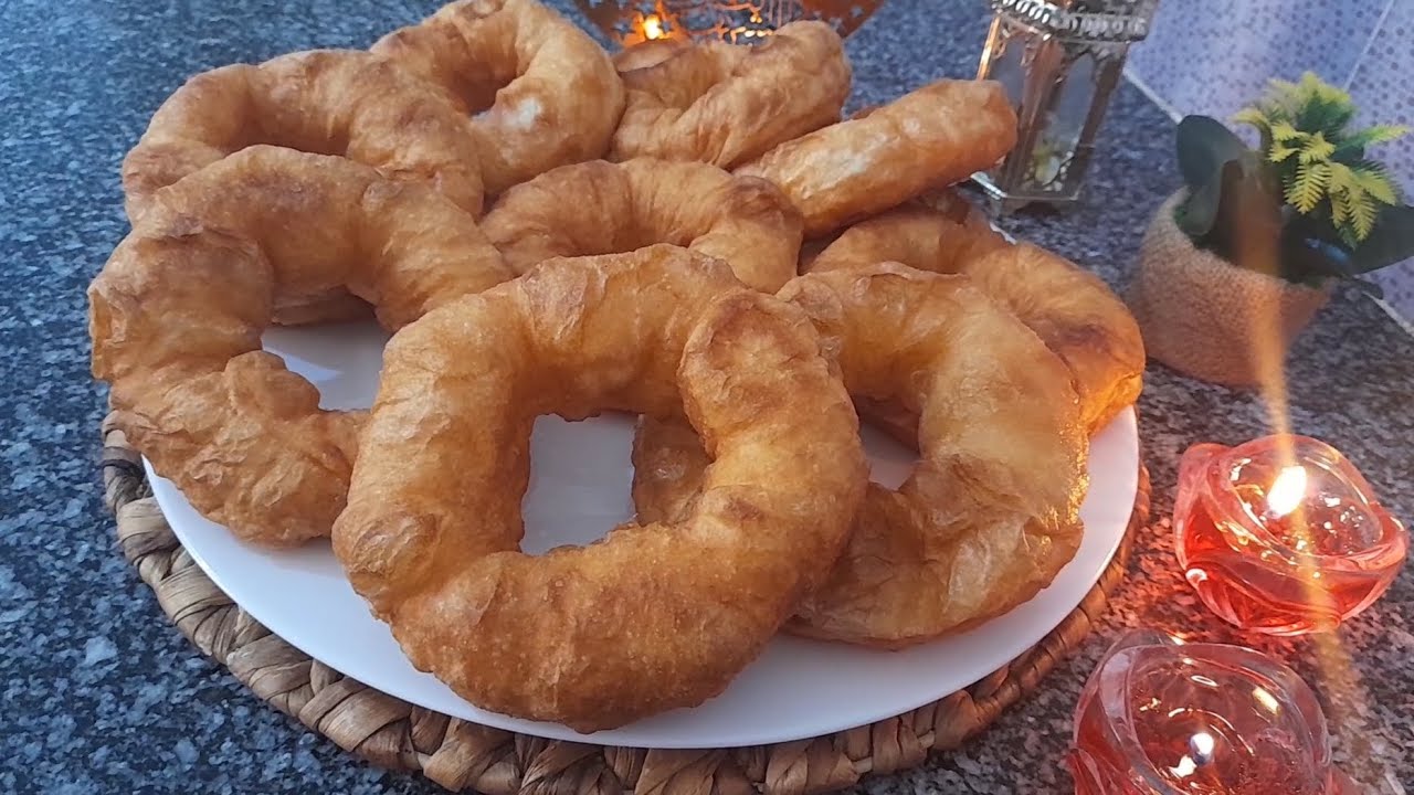 أذواق منال البويرية :السفنج الجزائري خفيف وفارغ من داخل دون دلك ولا عجن منفخ ومنبل 😋