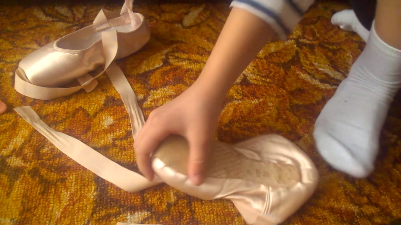 Как одевать и разминать пуанты.