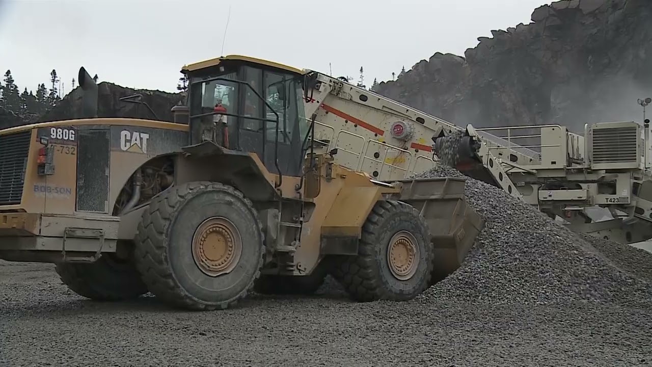 Une carriere de gravier  avec camions de construction