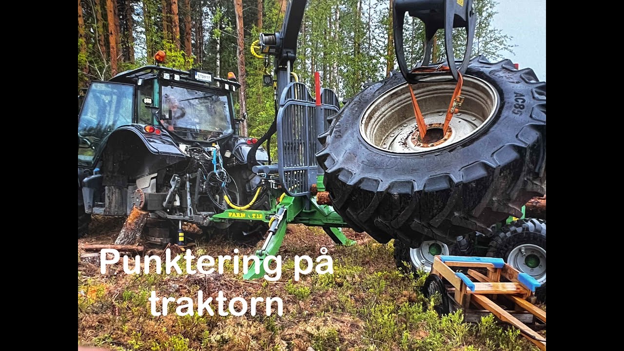 Punka på traktorn ute i skogen