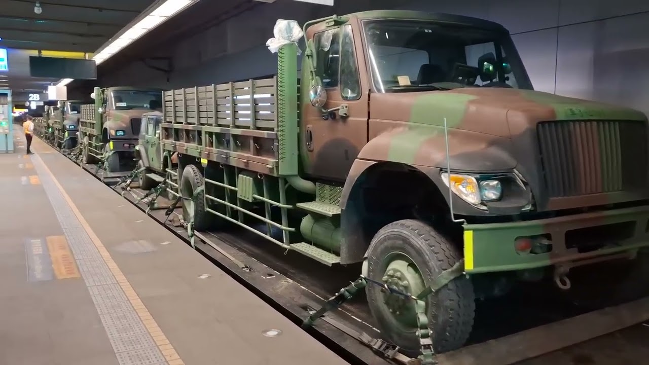 20250429 高雄車站遇到一堆軍用車輛運送