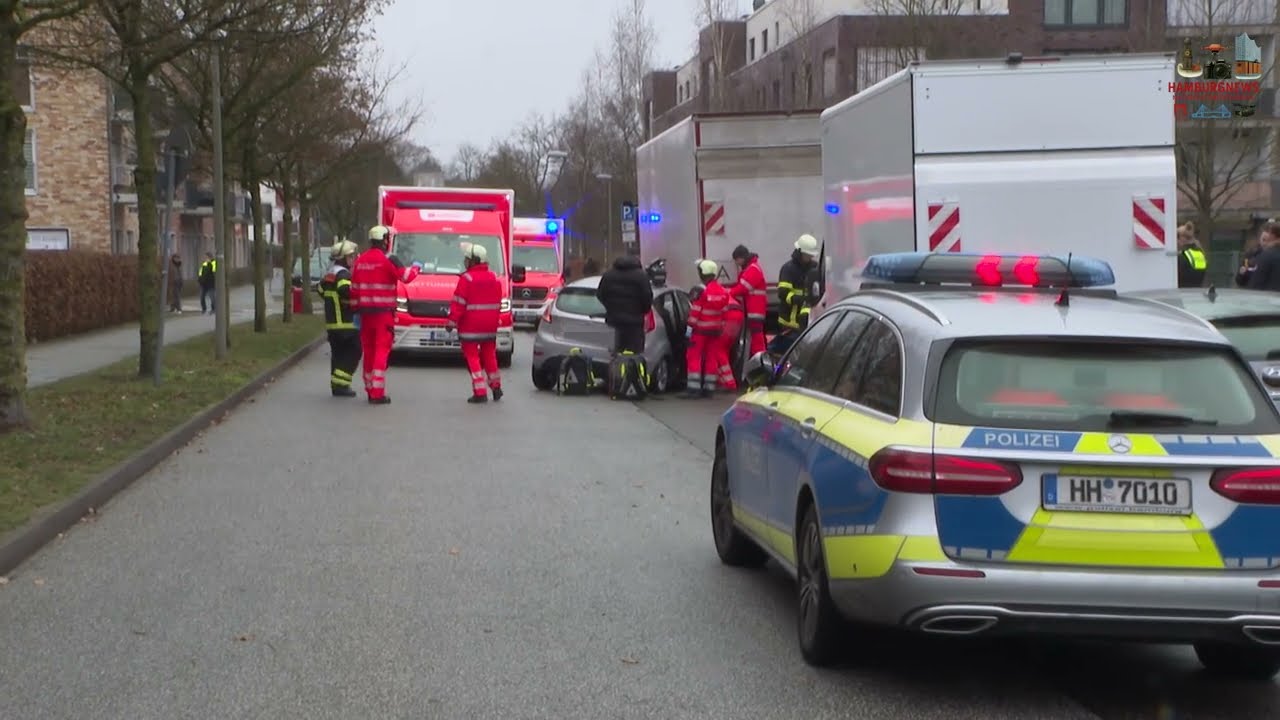 Hamburg Neugraben - PKW unter LKW gefahren - 2 Verletzte