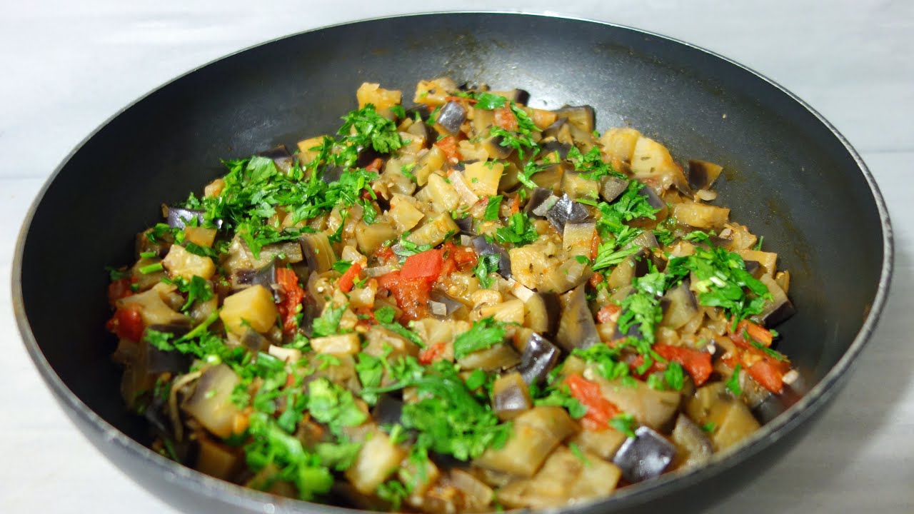 Zdrowy obiad domowy na szybko Bakłażany duszone z pomidorami