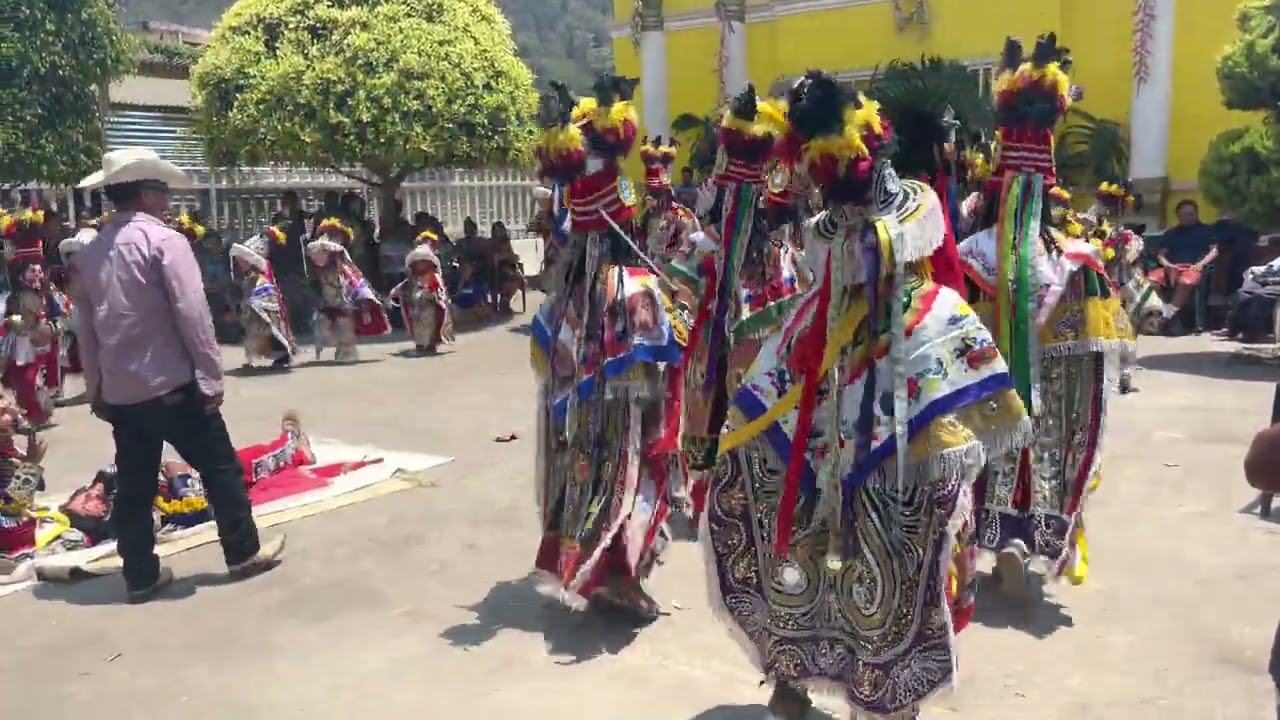 Baile de ropa en San Marcos Huista