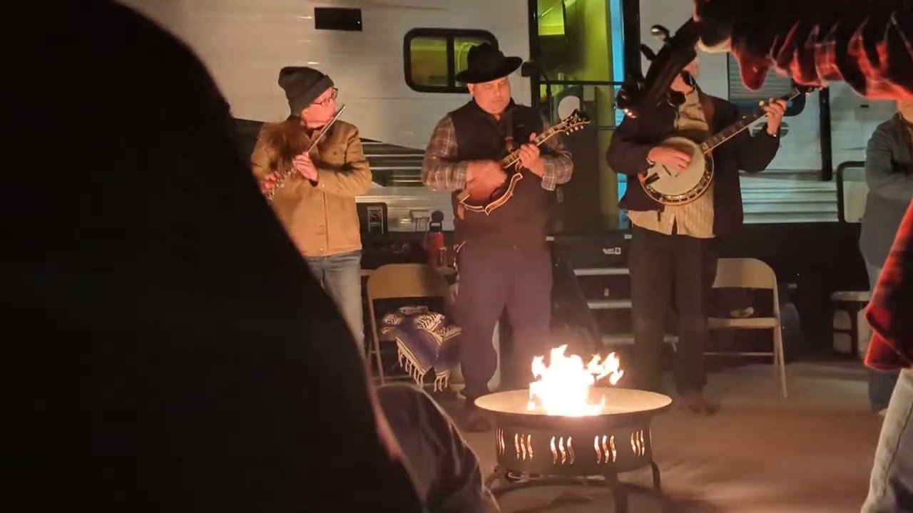 Tygh Valley Jamboree, Oregon. #campfire#bluegrassmusic#bluegrass#fiddlers#flute#mandolin#enjoinglife