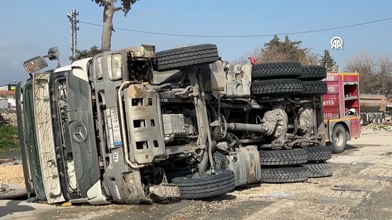 Antakya’da devrilen hafriyat kamyonunun sürücüsü yaralandı