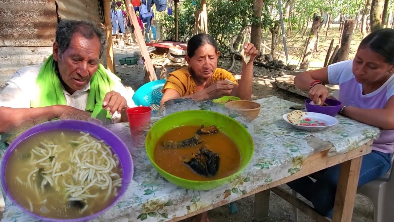 Reveca empeso adisfrutar un caldo de lguana con espagueti y guisado😁😋🦎