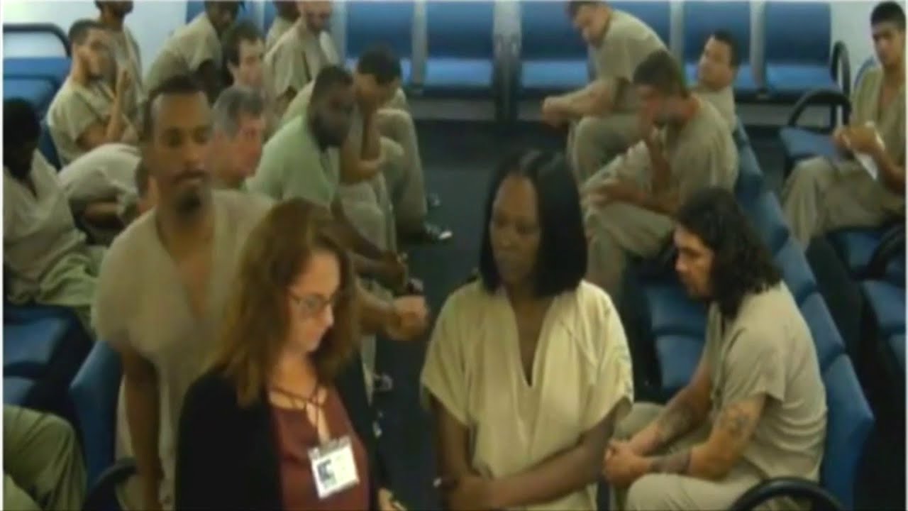 Sheriff orders all inmates to be handcuffed again while in court