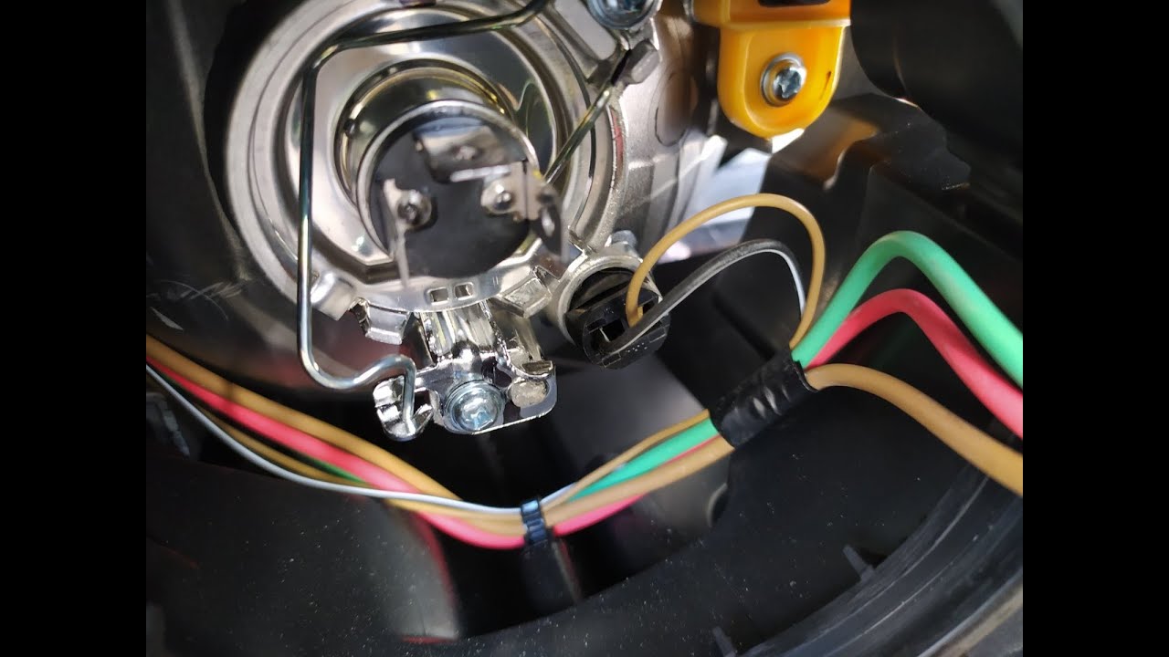 Kia Rio 3/Замена ламп габаритного света на автомобиле Киа Рио 3